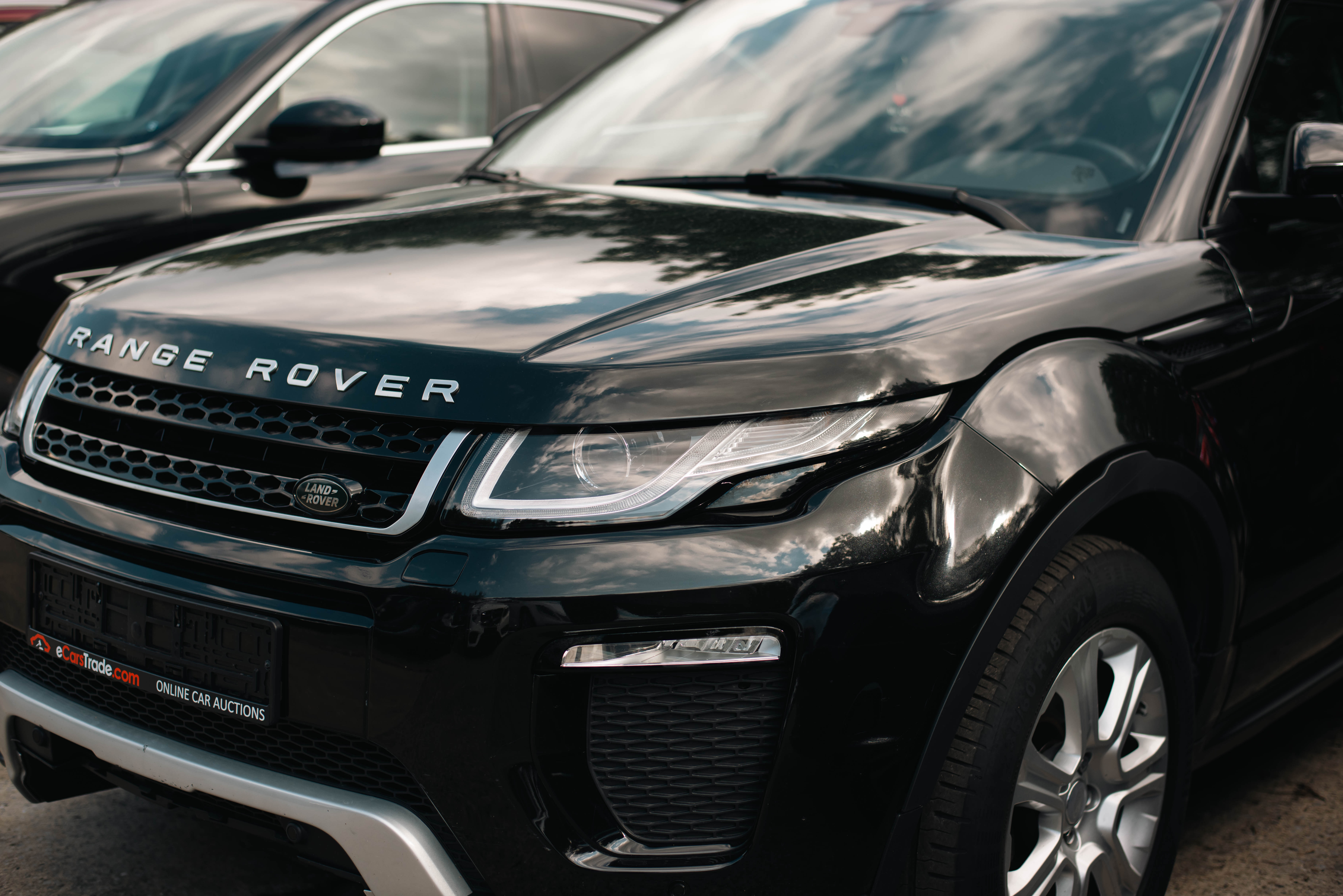 black Land Rover parked on the eCarsTrade parking lot