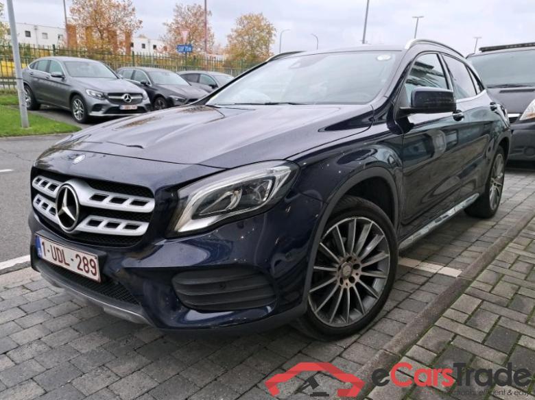Mercedes GLA 180 d AMG LED-Xenon Command Navi Sport-Leather-Alcantara KeylessGo Klima PDC ... #1
