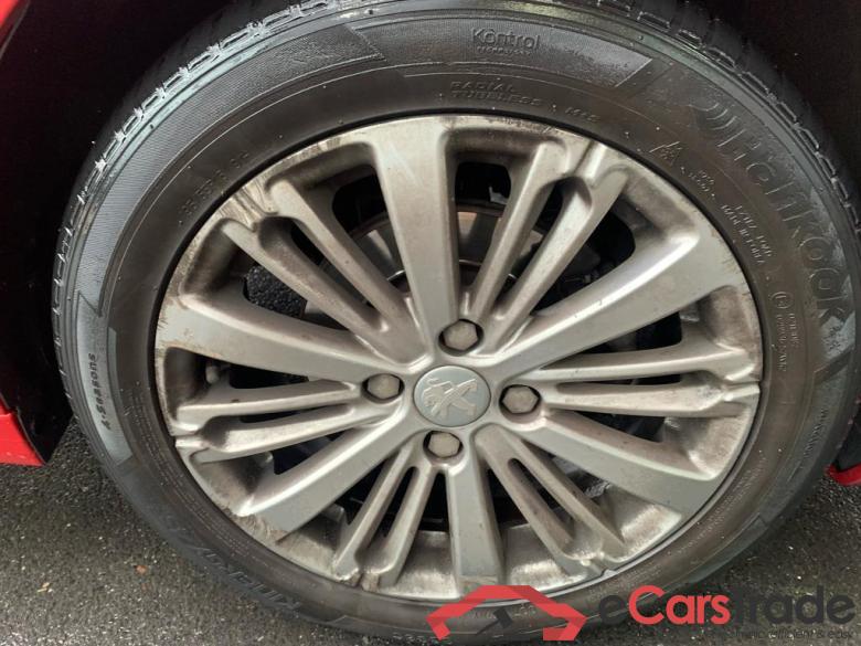 PEUGEOT 208 1.2i PureTech Style #2