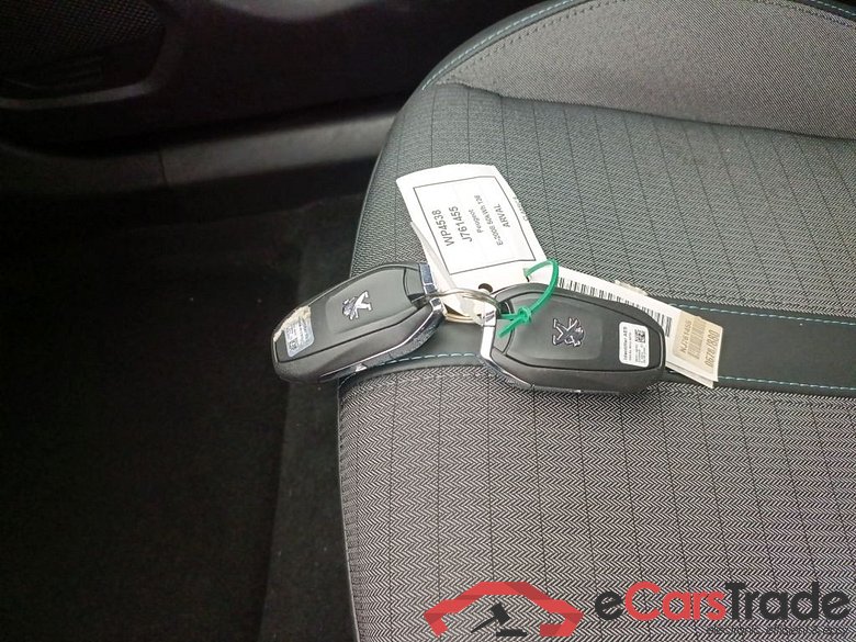 PEUGEOT E-2008 50 kWh Allure 5d #4